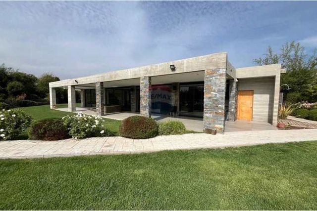 Exclusiva casa en venta 4 d + 4 b + 10 est.