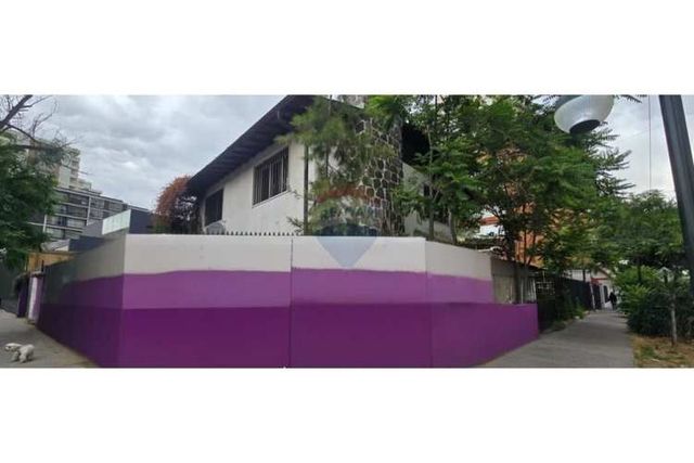 Casa sólida con potencial comercial