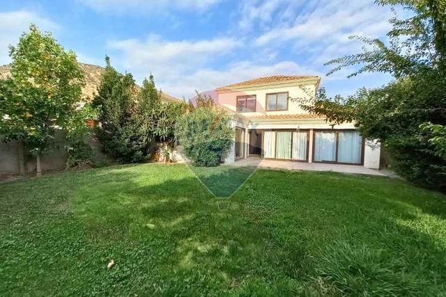 Casa con excelentes espacios en amplio terreno