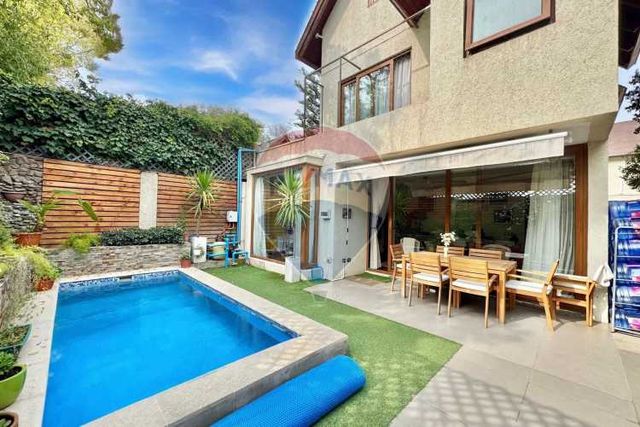 Casa en condominio / 3 niveles con piscina