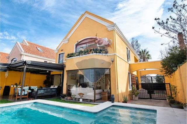 Amplia casa familiar con piscina en las condes