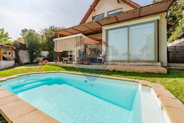 Casa aislada en condominio seguro muy luminosa