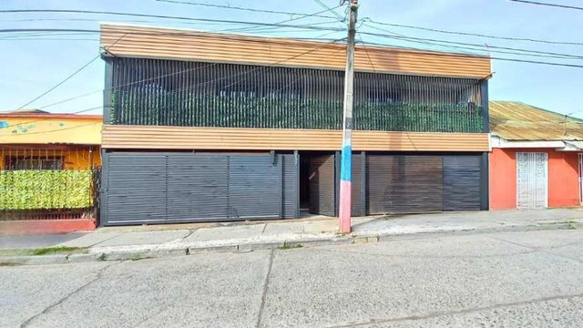 Casa en venta c/ estacionamiento en Cerro Navia