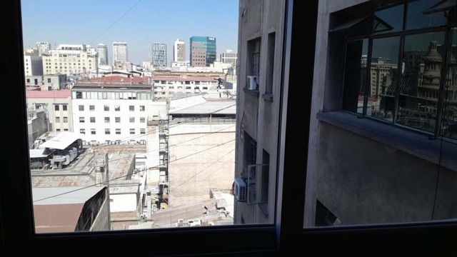 ¡IMPERDIBLE! Oficina Central 24m² | PASEO AHUMADA | Último Piso | SIN COMISIÓN