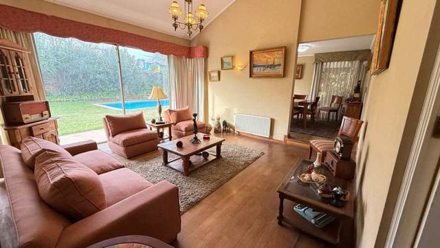 Venta Casa Peñalolén. 6 dormitorios, 4 baños