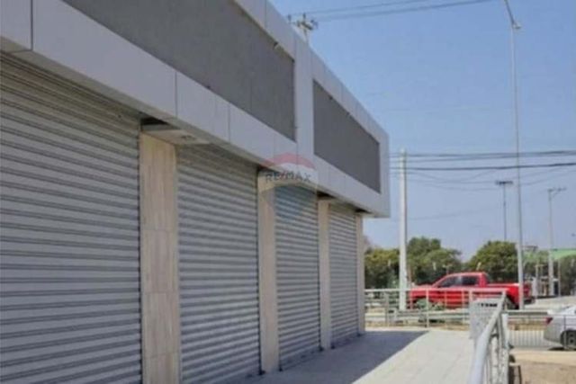 Local y terraza   152 m2 útiles  84uf borgoño