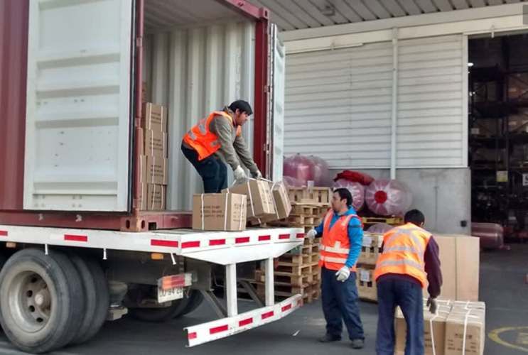 Peoneta descarga de camión