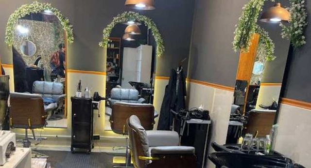 Espejos y sillas peluqueria, mesas manicure