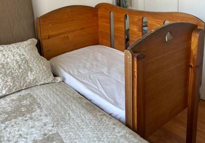 Cuna de madera, desmontable para colecho
