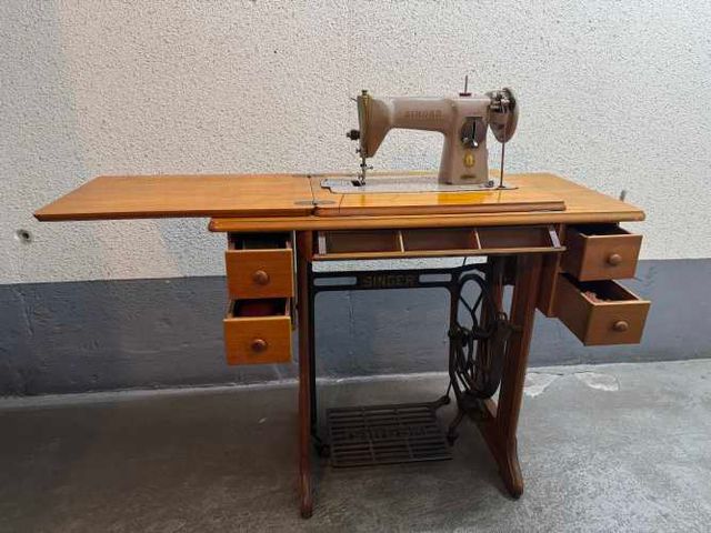 Máquina de coser Singer antigua con mueble original