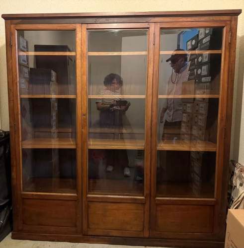 Vitrina de madera maciza con puertas de vidrio – tamaño grande
