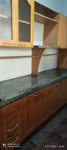 MUEBLE DE COCINA DE MADERA SOLIDA