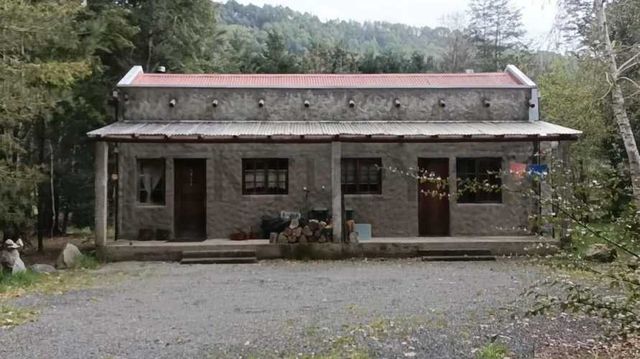 VENTA 3 CASAS EN PARCELA 10.000 M2, A 15 KM PUCON, ORILLA RUTA 199 EN LLAFENCO