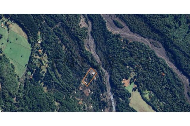 GRAN BODEGA Y DOS CABAÑAS EN PARCELA 12.000 M2 A 10 KM DEL CENTRO DE PUCON