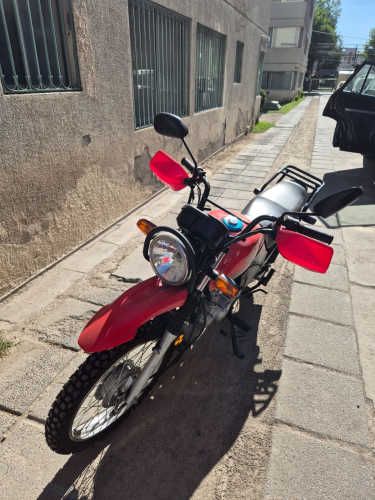 Honda CB1 TUF año 2022 125cc menos de 1800 km