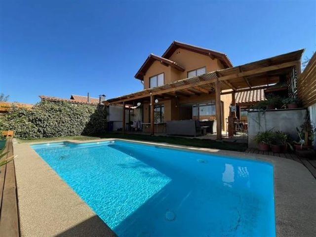 Se Vende Linda Casa Lingue, Hacienda El Peñón, Comuna Puente Alto. No Paga gastos comunes