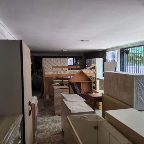 Local comercial de 2 pisos en esquina muy comercia