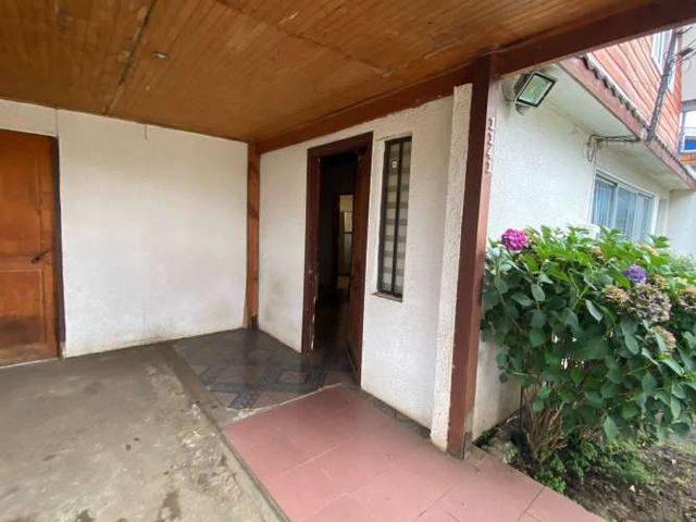 CASA A PASOS DE PABLO NERUDA CON ESTACIONAMIENTO TECHADO Y EXCELENTE CONECTIVIDAD