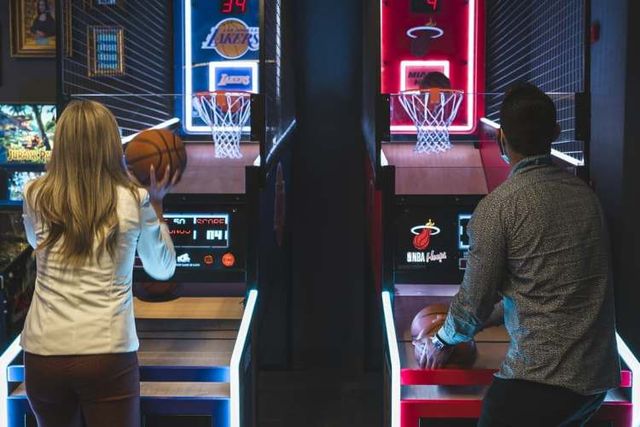 “Vive en las alturas con una vista despejada de Santiago: departamento en piso 23, Macul.”