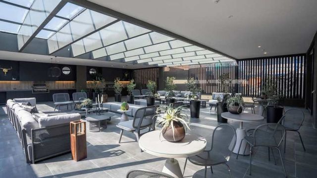 “Tu refugio urbano en el cielo: moderno departamento en el piso 23, con luz natural todo el día.”