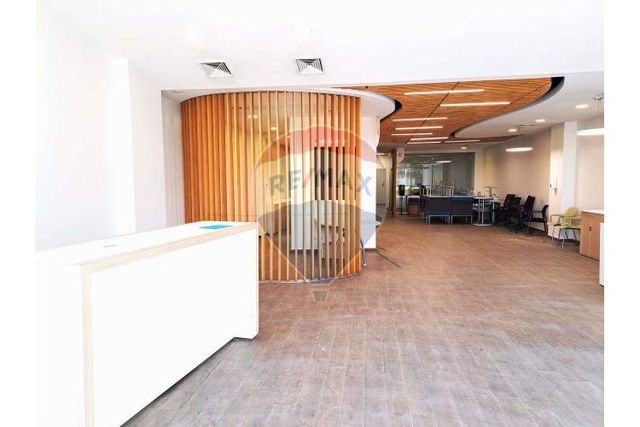 Amplio local comercial en av. las condes