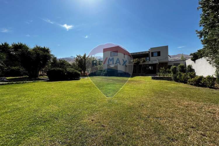 Impresionante casa en chicureo: espacio y confort