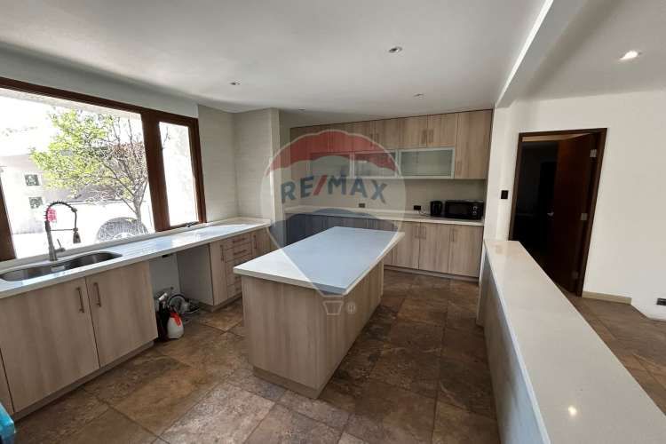 Impresionante casa en chicureo: espacio y confort