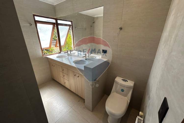 Impresionante casa en chicureo: espacio y confort