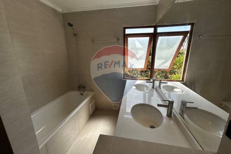 Impresionante casa en chicureo: espacio y confort