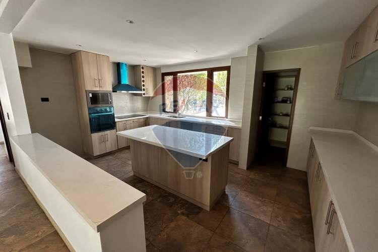 Impresionante casa en chicureo: espacio y confort