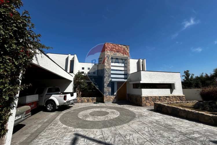 Impresionante casa en chicureo: espacio y confort