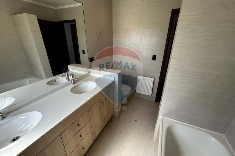 Impresionante casa en chicureo: espacio y confort