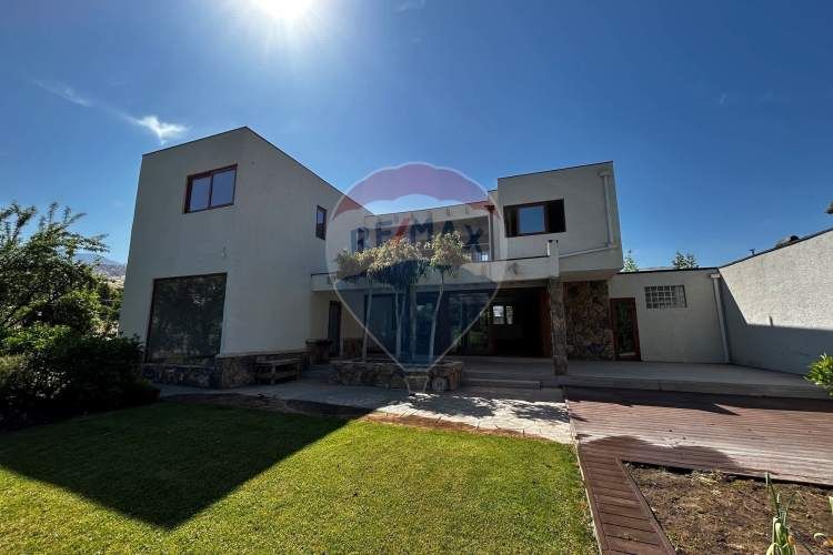 Impresionante casa en chicureo: espacio y confort