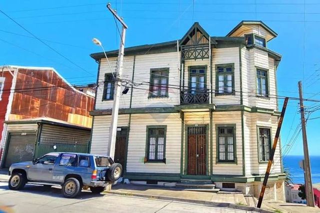 Se vende hermosa y amplia casona con vista al mar