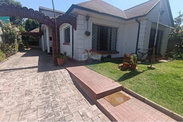 Se vende casa central en la reina