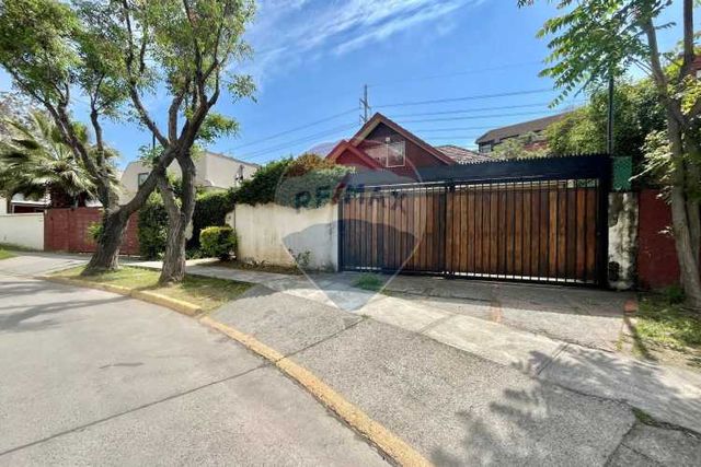 Amplia casa, gran ubicación.