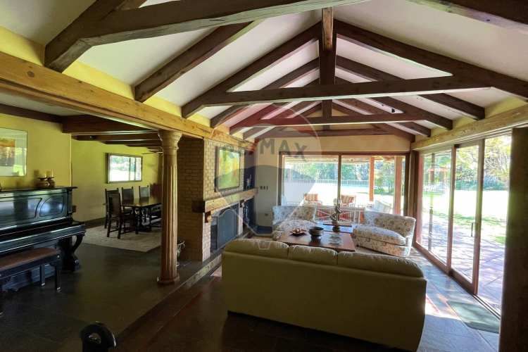 Preciosa casa chilena diseño, sector piedra roja