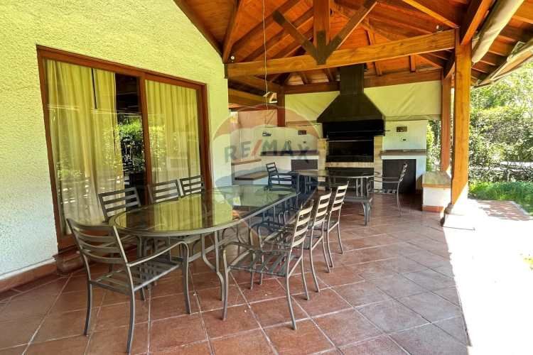 Preciosa casa chilena diseño, sector piedra roja