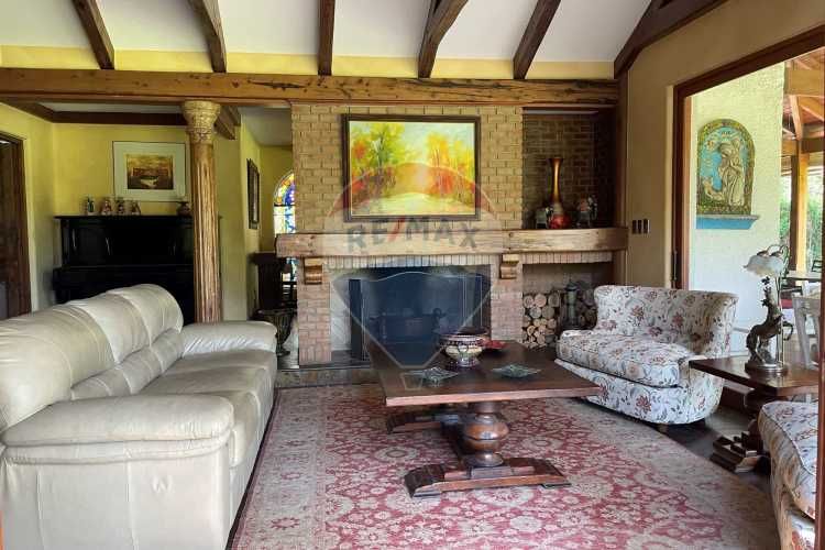 Preciosa casa chilena diseño, sector piedra roja