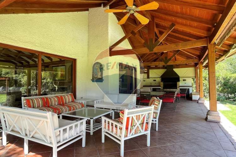 Preciosa casa chilena diseño, sector piedra roja