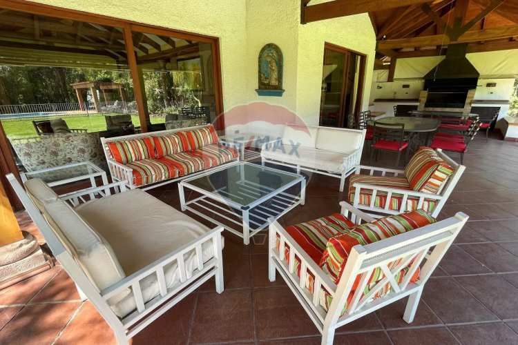 Preciosa casa chilena diseño, sector piedra roja