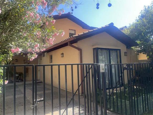 CASA Sta. María / Sta. Marta de Huechuraba