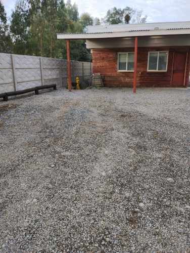 CON UN ESTERO QUE LO RODEA CON UN PUENTE EN MADERA QUE LE DA LA CALIDEZ AL PAISAJE