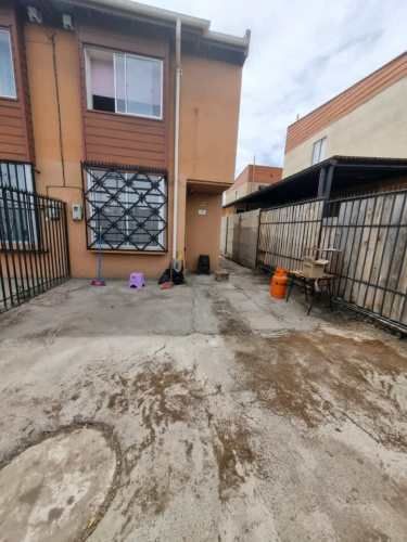 Casa 2 pisos, 3 dormitorios, 2 estacionamientos, C