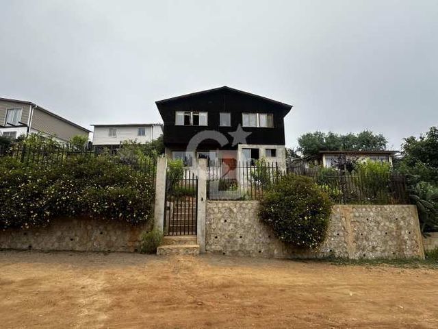 Casa con amplias posibilidades en terreno extenso de 450m2