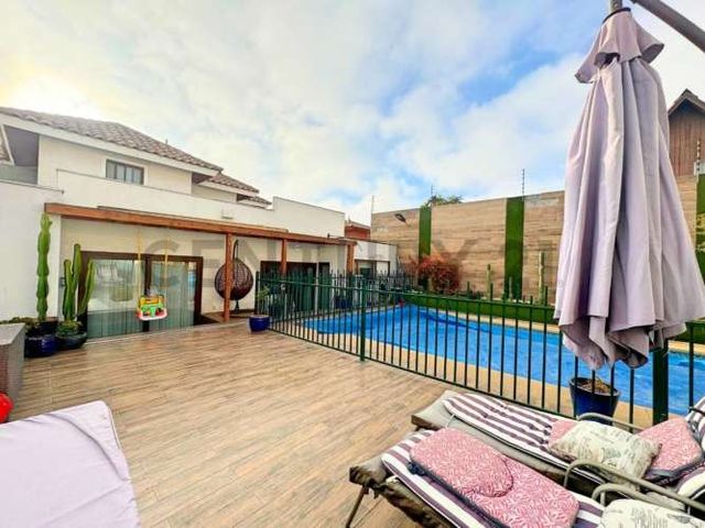 Se vende casa de dos niveles en San Joaquin