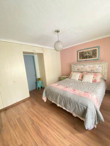 OPORTUNIDAD - AMPLIA CASA con PISCINA, TERRAZA y QUINCHO.