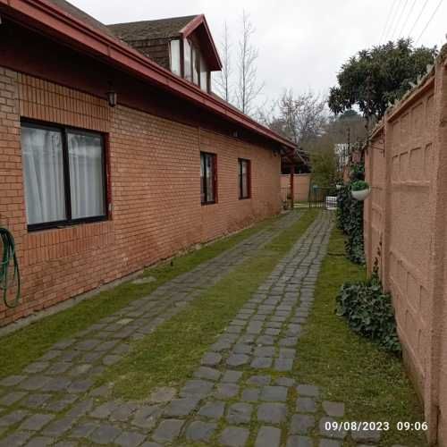 OPORTUNIDAD - AMPLIA CASA con PISCINA, TERRAZA y QUINCHO.