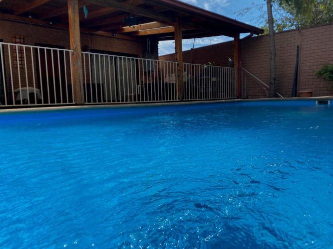 OPORTUNIDAD - AMPLIA CASA con PISCINA, TERRAZA y QUINCHO.