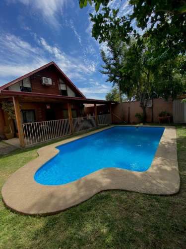 OPORTUNIDAD - AMPLIA CASA con PISCINA, TERRAZA y QUINCHO.